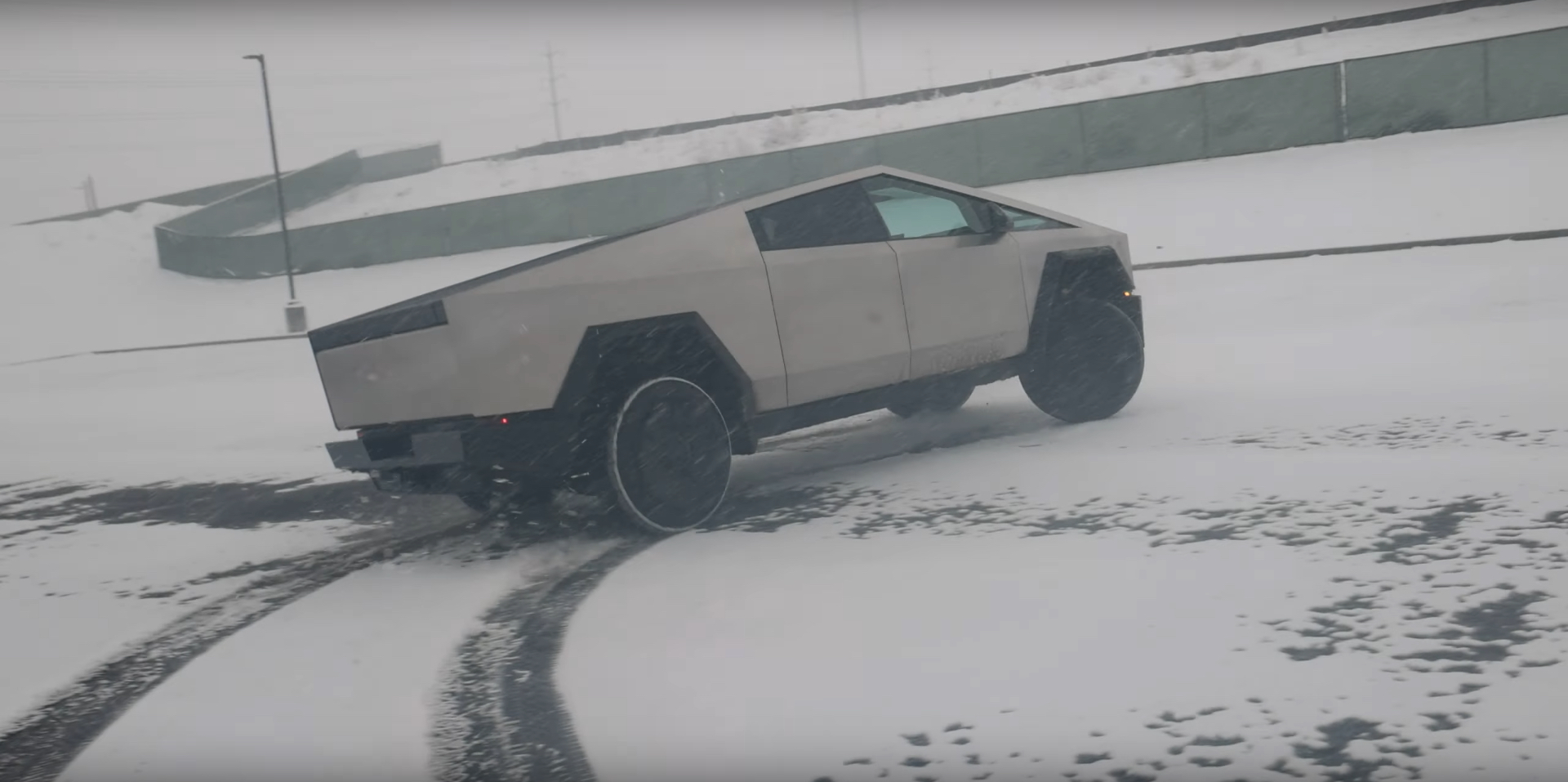 В сети завирусилось видео, в котором Tesla Cybertruck застрял в снегу