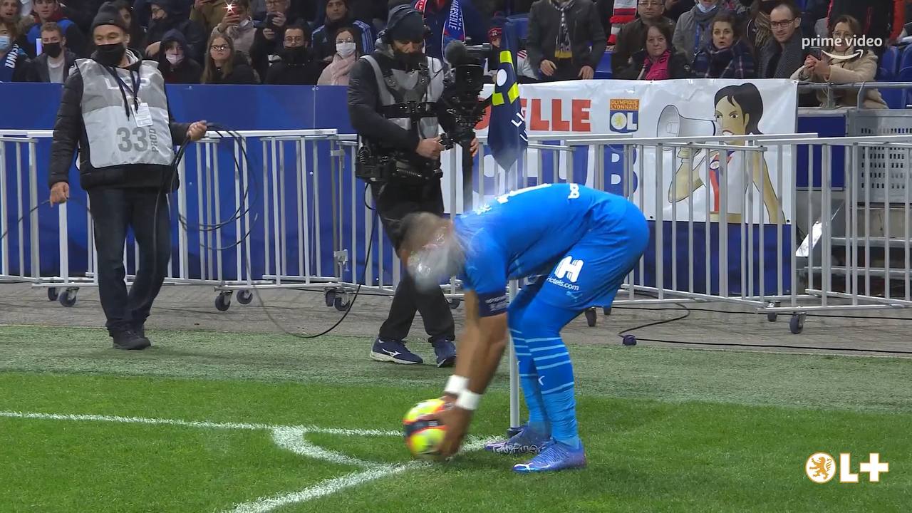 Во Франции фанат запустил бутылкой в голову игрока «Марселя» - видео 