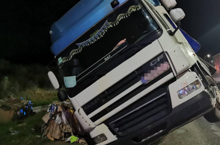 В Наманганской области перевернулся грузовик: один человек погиб