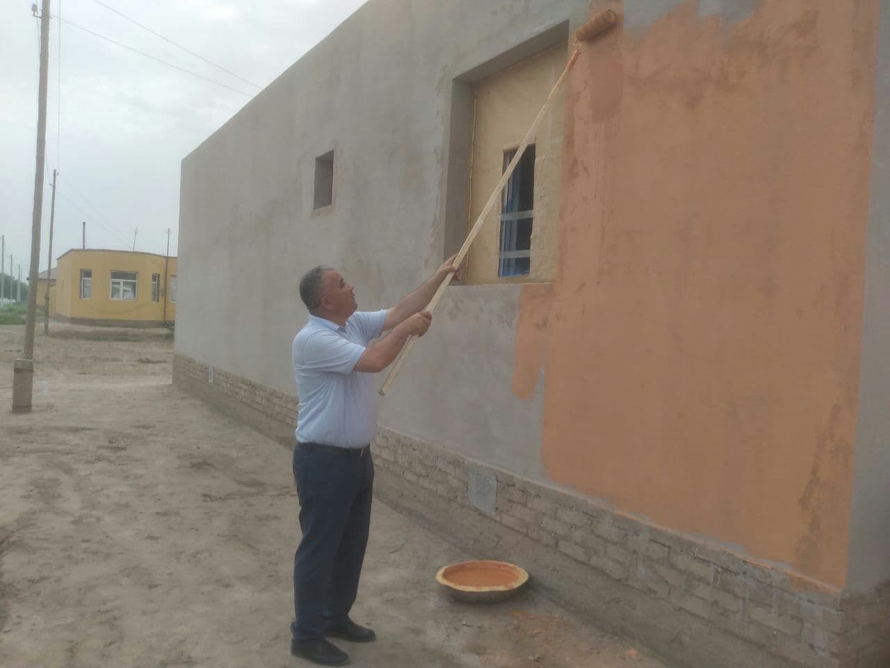 Хоким Хивинского района наравне с народом заделался строителем и покрасил стены домов