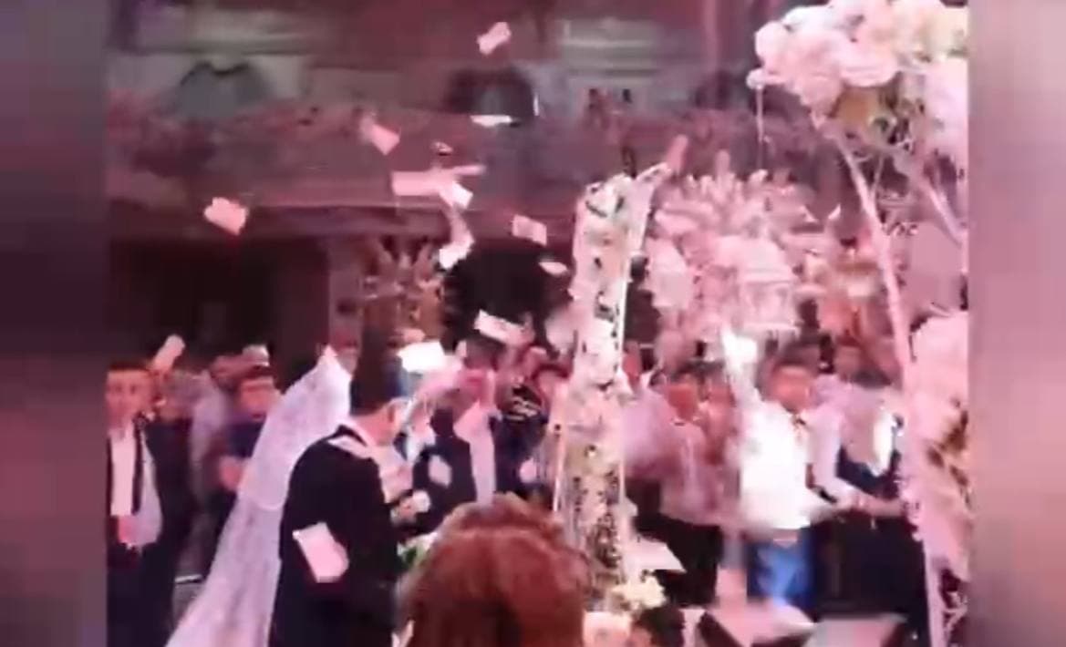 На роскошной самаркандской свадьбе раскидывали крупные деньги — видео