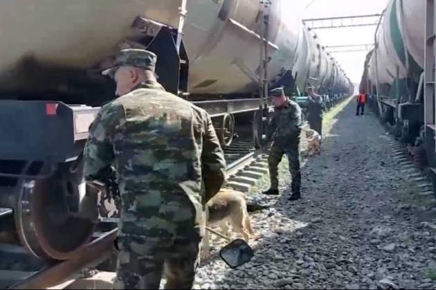 Сотрудники СГБ нашли наркотики в товарном поезде, ехавшем из Таджикистана