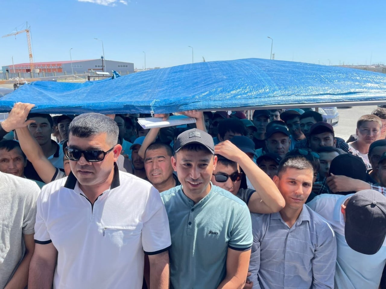 Узбекистанцы «штурмуют» ЦОН Казахстана для получения разрешения на работу