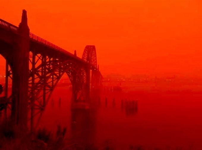 Лесные пожары в Орегоне окрасили небо в кроваво-красный оттенок 