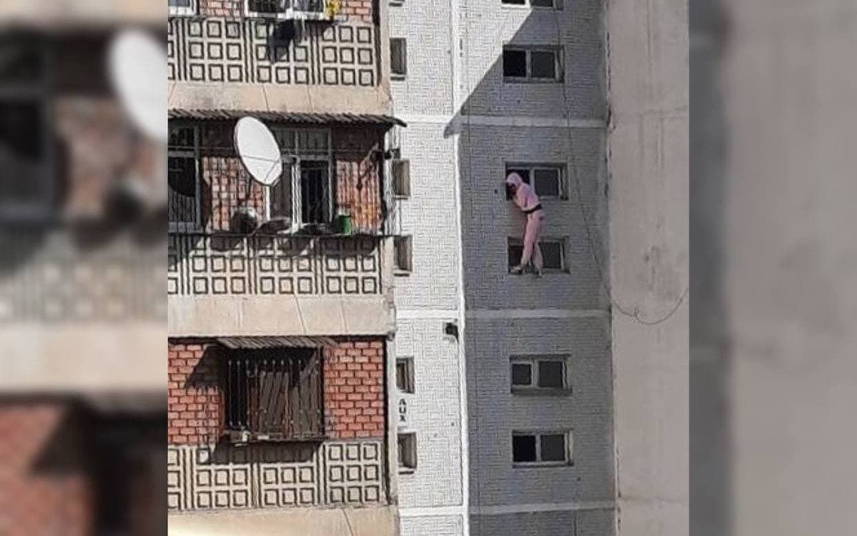 В Ташкенте спасли девушку, пытавшуюся спрыгнуть с 8 этажа жилого дома