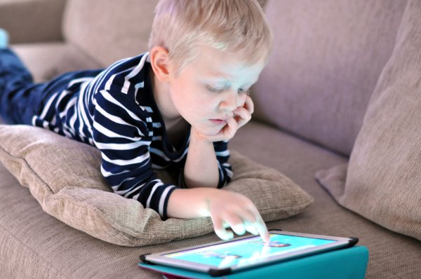Можно ли давать детям играть планшет? Отвечает нейропсихолог