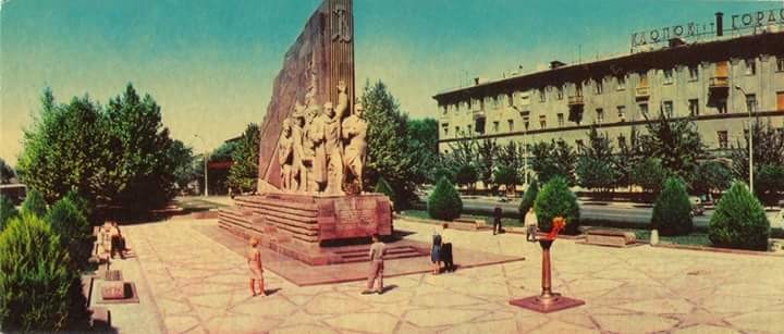 Памятник на привокзальной площади, 1962 г.