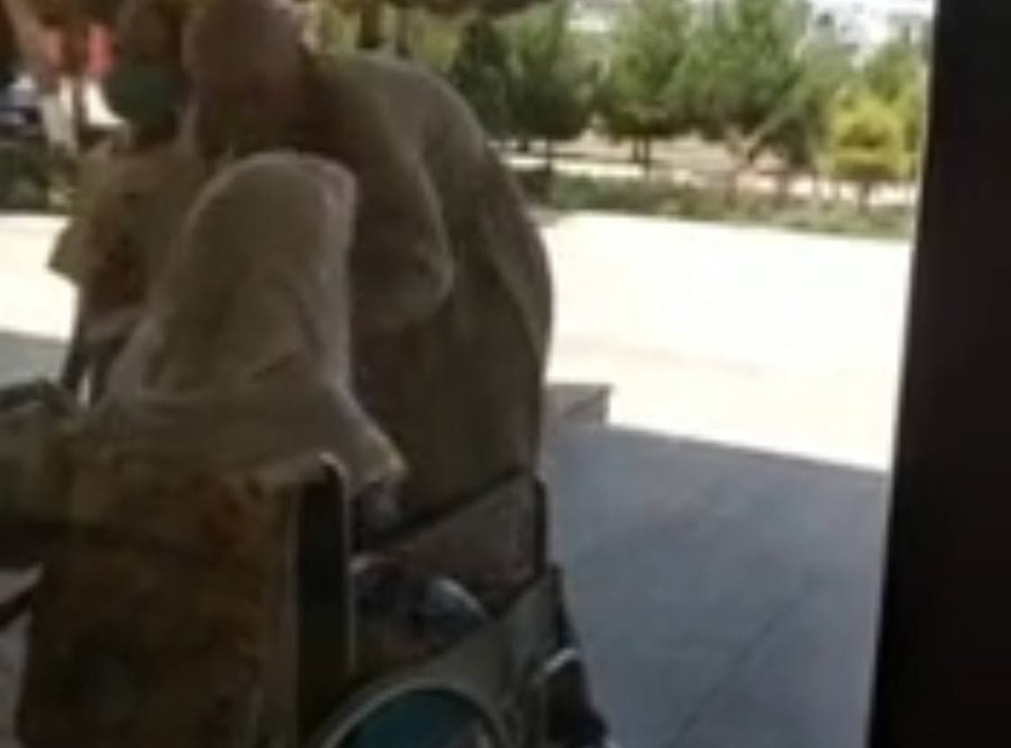 Жительница Карши несколько раз ударила свою мать-инвалида за отказ просить денег у хокима - видео