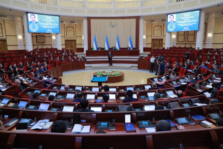 Узбекские блогеры возмутились прерванной трансляцией заседания Законодательной палаты по ТВ: телеканал оборвал ее ради чемпионата по боксу