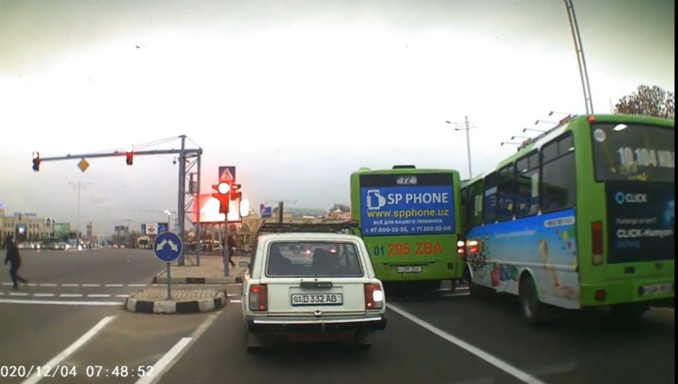 В Ташкенте водители автобусов устроили гонки и врезались друг в друга 