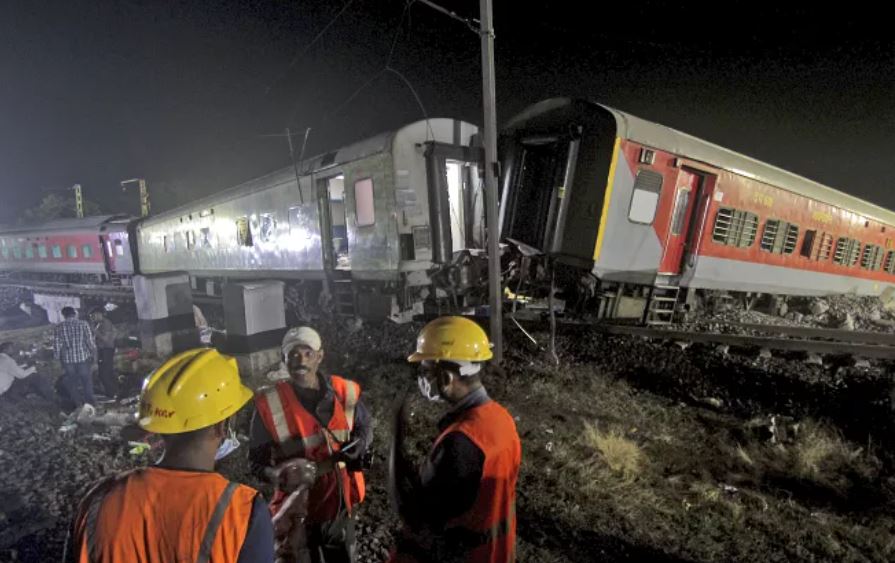 Число погибших при столкновении поездов в Индии возросло до 288