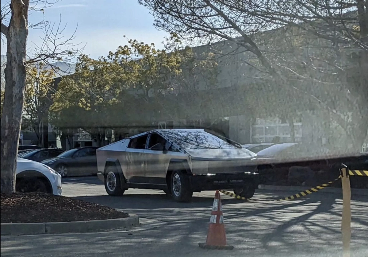 Tesla Cybertruck снова заметили на дорожных испытаниях