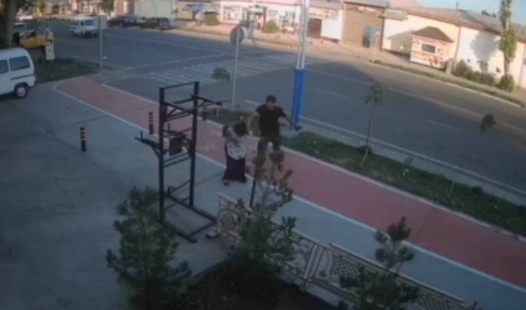 В Фергане камеры сняли, как парень избил девушку посреди улицы – видео