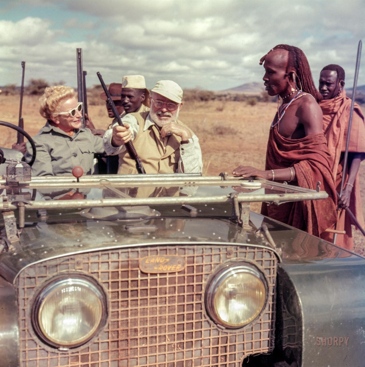 Ernest va Meri Xemenguey Land Roverda o'tkazgan safaridan lavha. Keniya, 1953-yil<br>