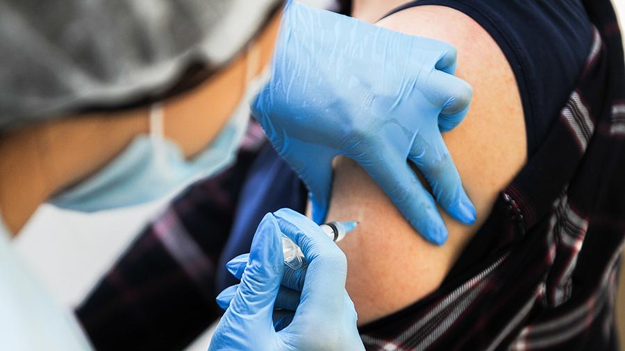 Стало известно, от чего нужно отказаться участникам испытаний российской вакцины от коронавируса