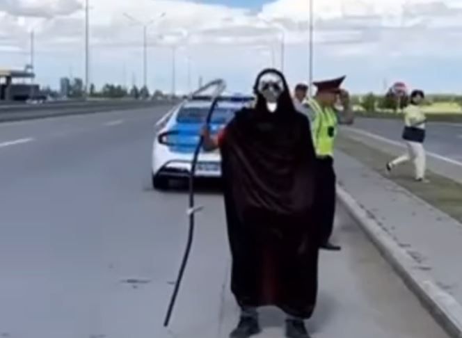 Человек в костюме смерти начал патрулировать на трассах Казахстана — видео