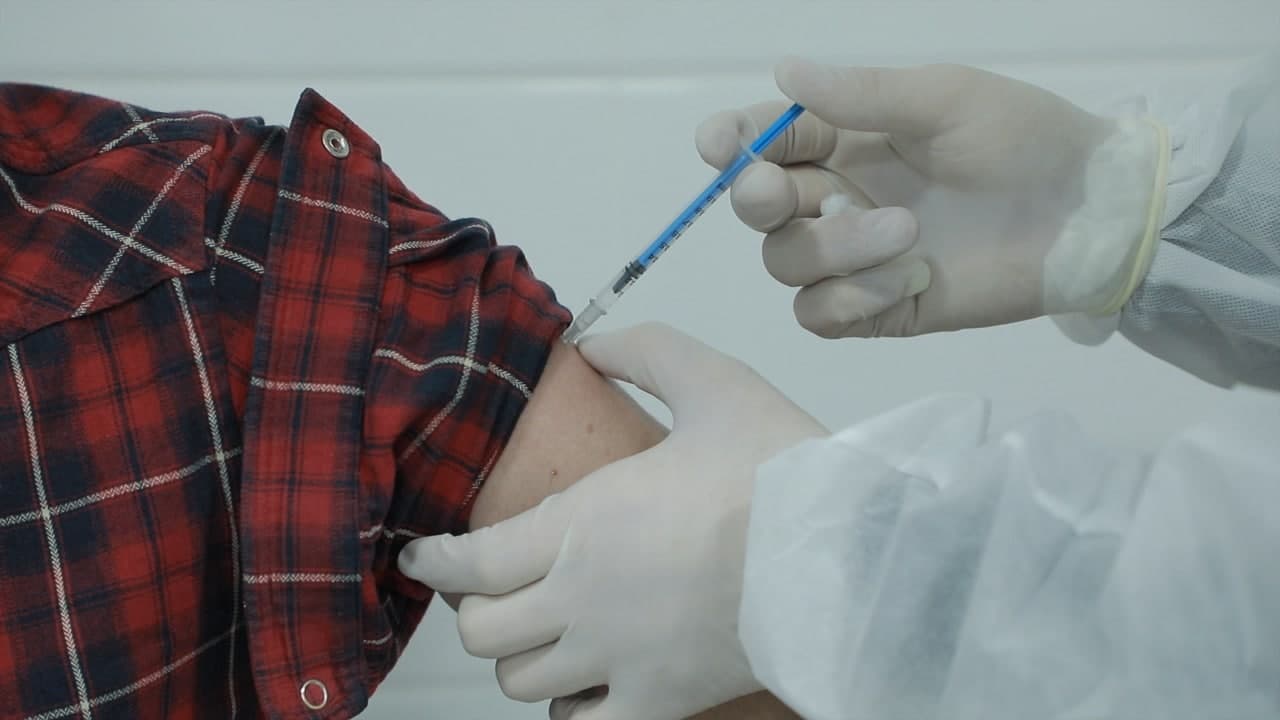 Во время испытаний вакцины выявили, что некоторые добровольцы уже перенесли COVID-19 бессимптомно