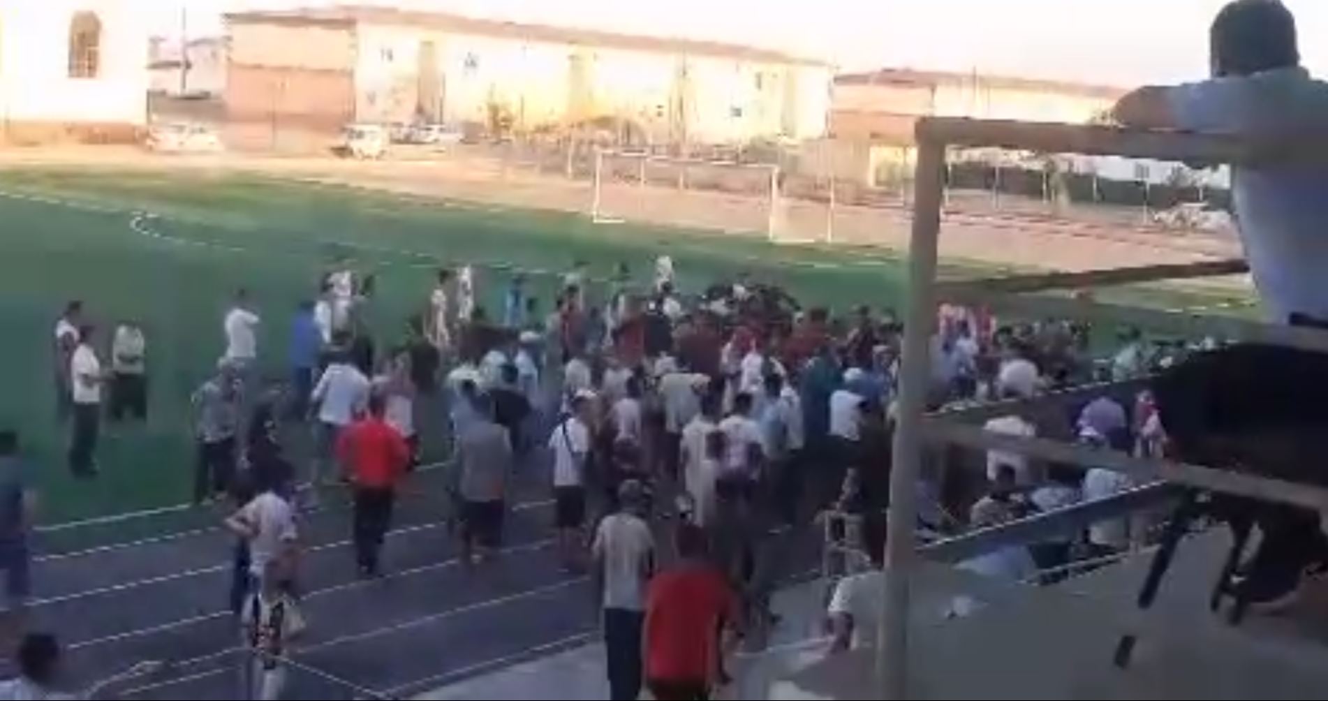 В Муйнаке недовольные болельщики вышли на поле во время футбольного матча