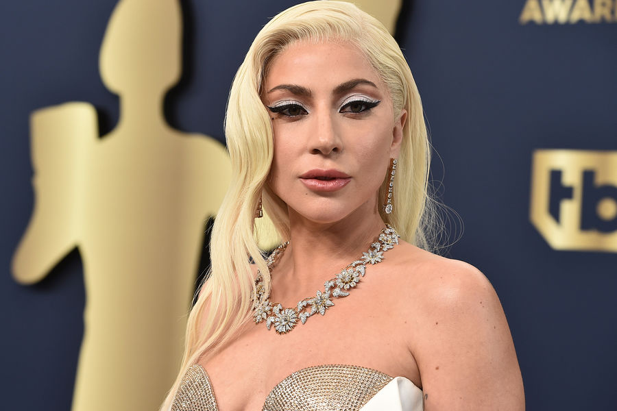 Леди Гага мистическим образом остановила брошенный на нее предмет — поклонники гадают, как это произошло