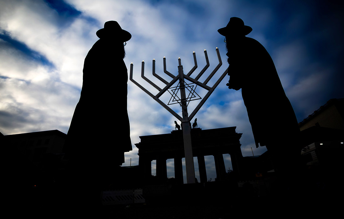 Berlindagi Brandenburg darvozasidagi Hanukka shamdoni  Foto: Getty Images