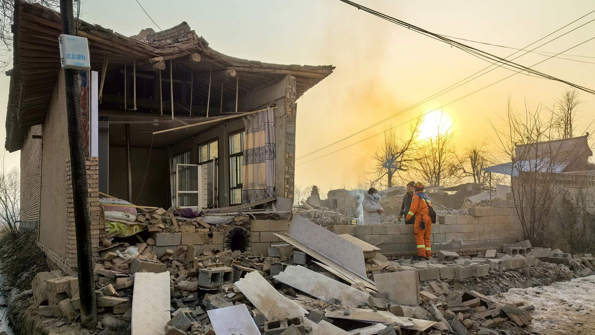 Число жертв землетрясения в Китае превысило 130