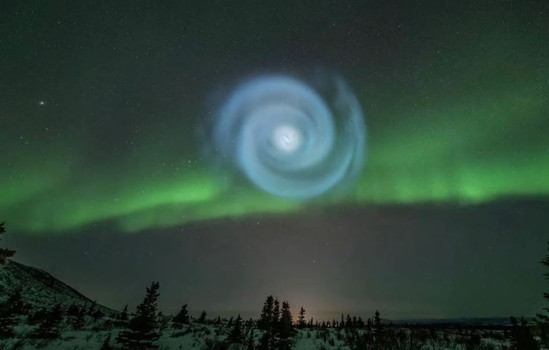 Над Аляской заметили необычную спираль во время северного сияния (видео)