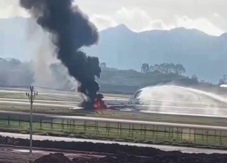 Самолет с сотней пассажиров на борту загорелся в Китае — видео