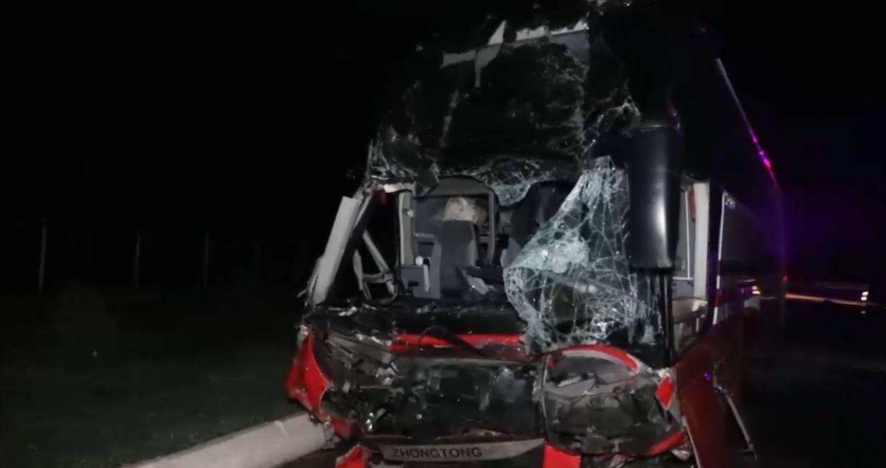 В Самарканде водитель автобуса с туристами уснул за рулем и врезался в грузовик — видео