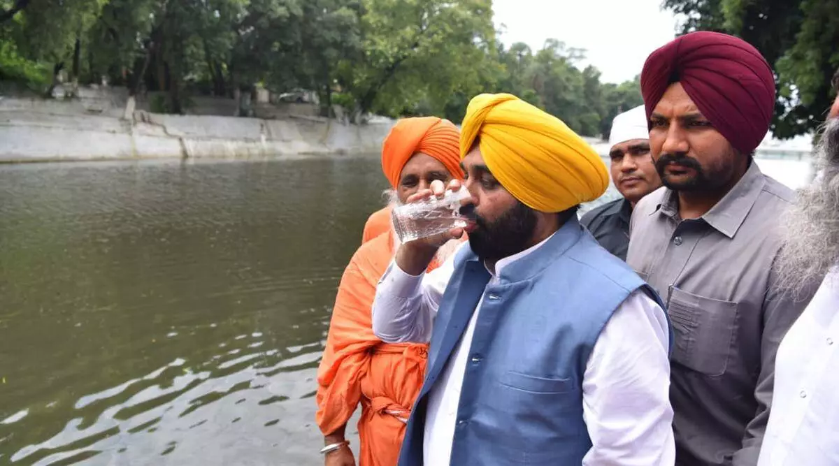 Индийский политик хотел доказать чистоту «священной» воды и попал в больницу — видео