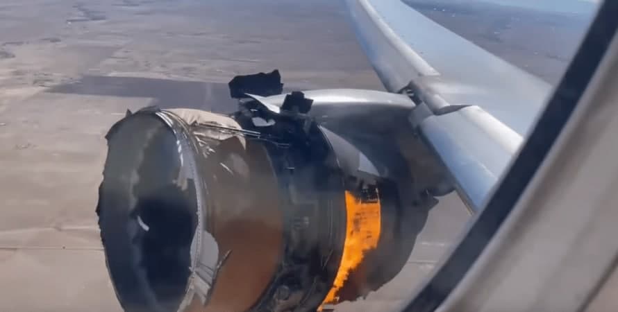 Двигатель пассажирского Boeing 777 загорелся во время полета