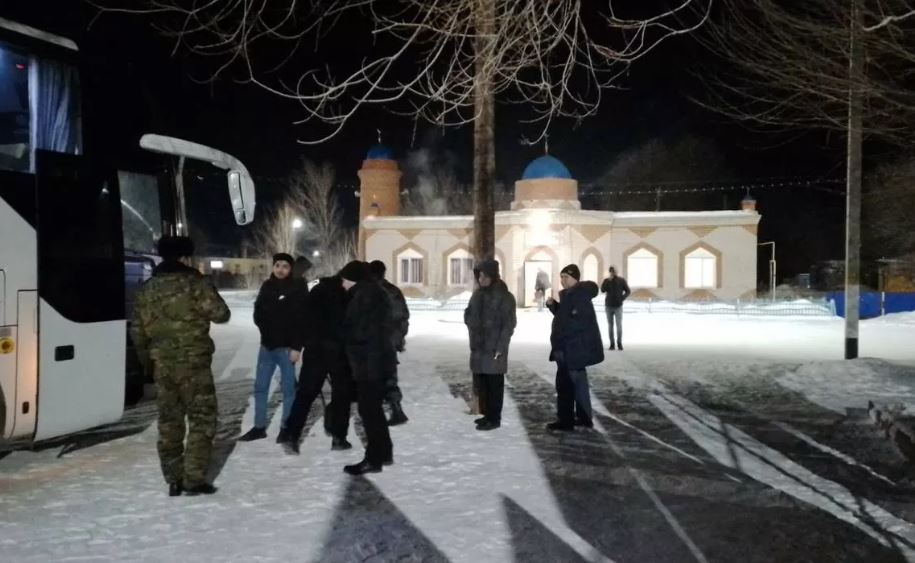 В Казахстане эвакуировали 69 узбекистанцев, застрявших на трассах 