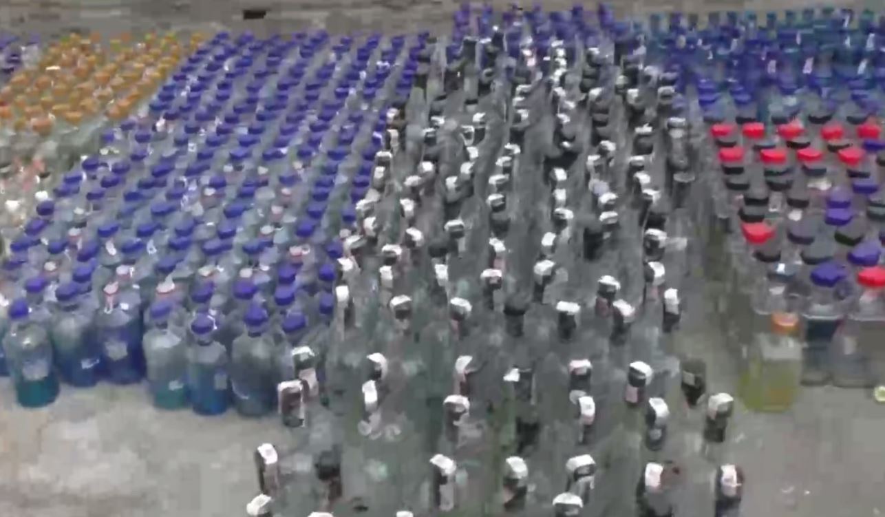 В Фергане накрыли цех по производству паленой водки — видео
