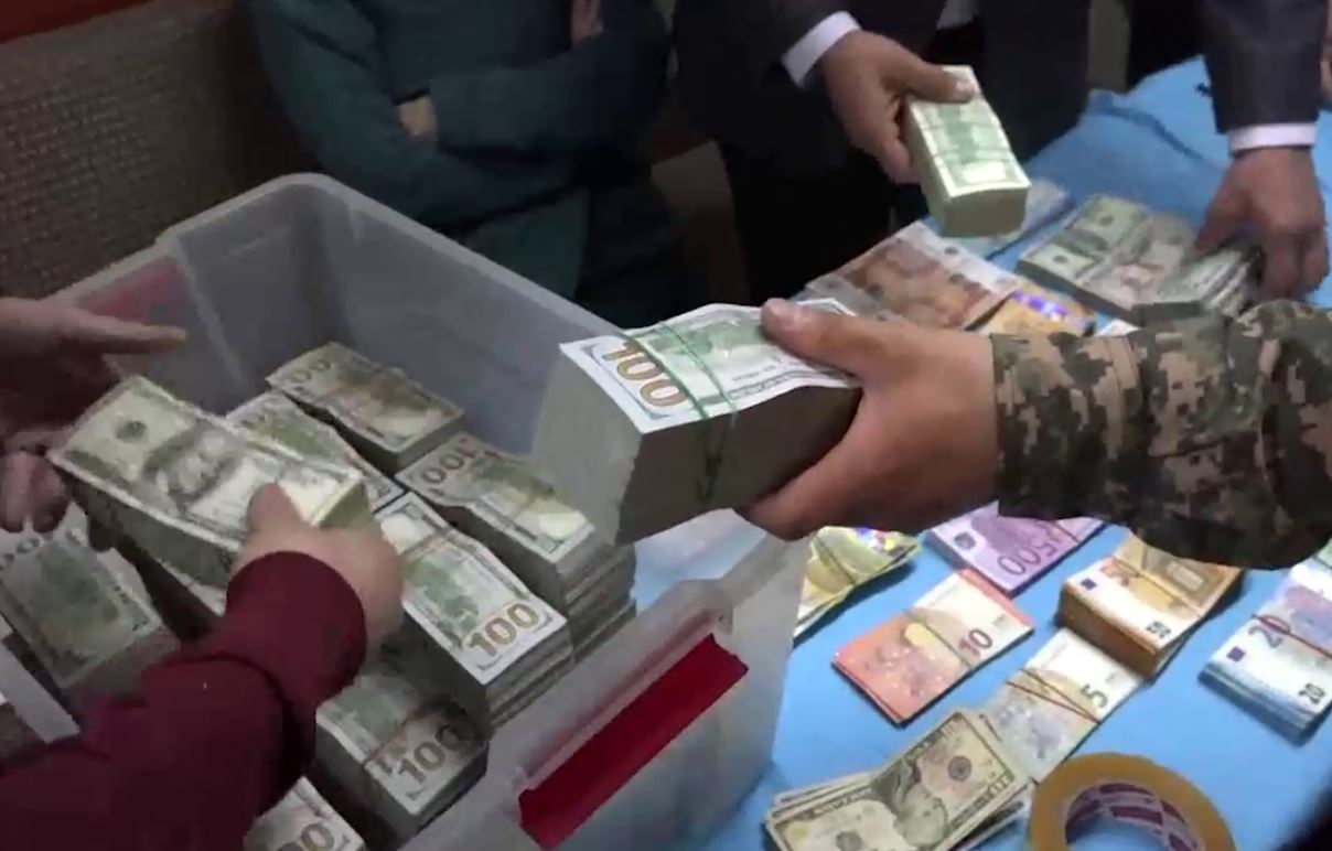Узбекистанец пытался незаконно вывезти $200 тысяч в Кыргызстан — видео