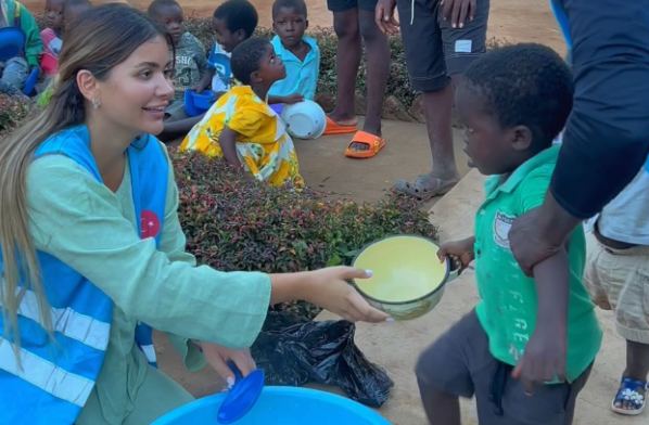 Марьям Тилляева раздала еду жителям городка в Африке