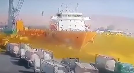 Из-за утечки токсичного газа в иорданском порту погибли 10 человек — видео