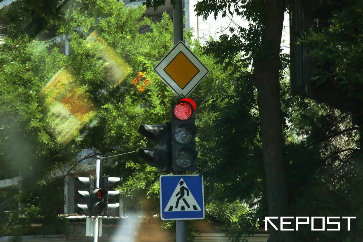 Стало известно, сколько дорожных знаков и светофоров было установлено с начала года