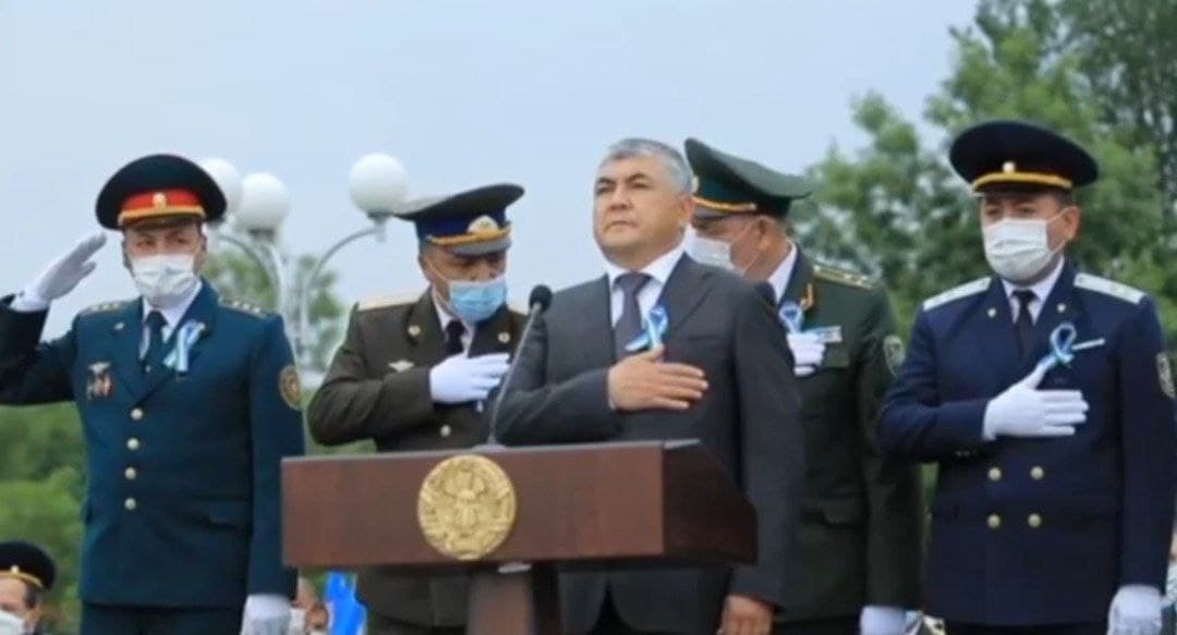 Главы областных ведомств не знали, куда приставить руку во время исполнения гимна Узбекистана - видео