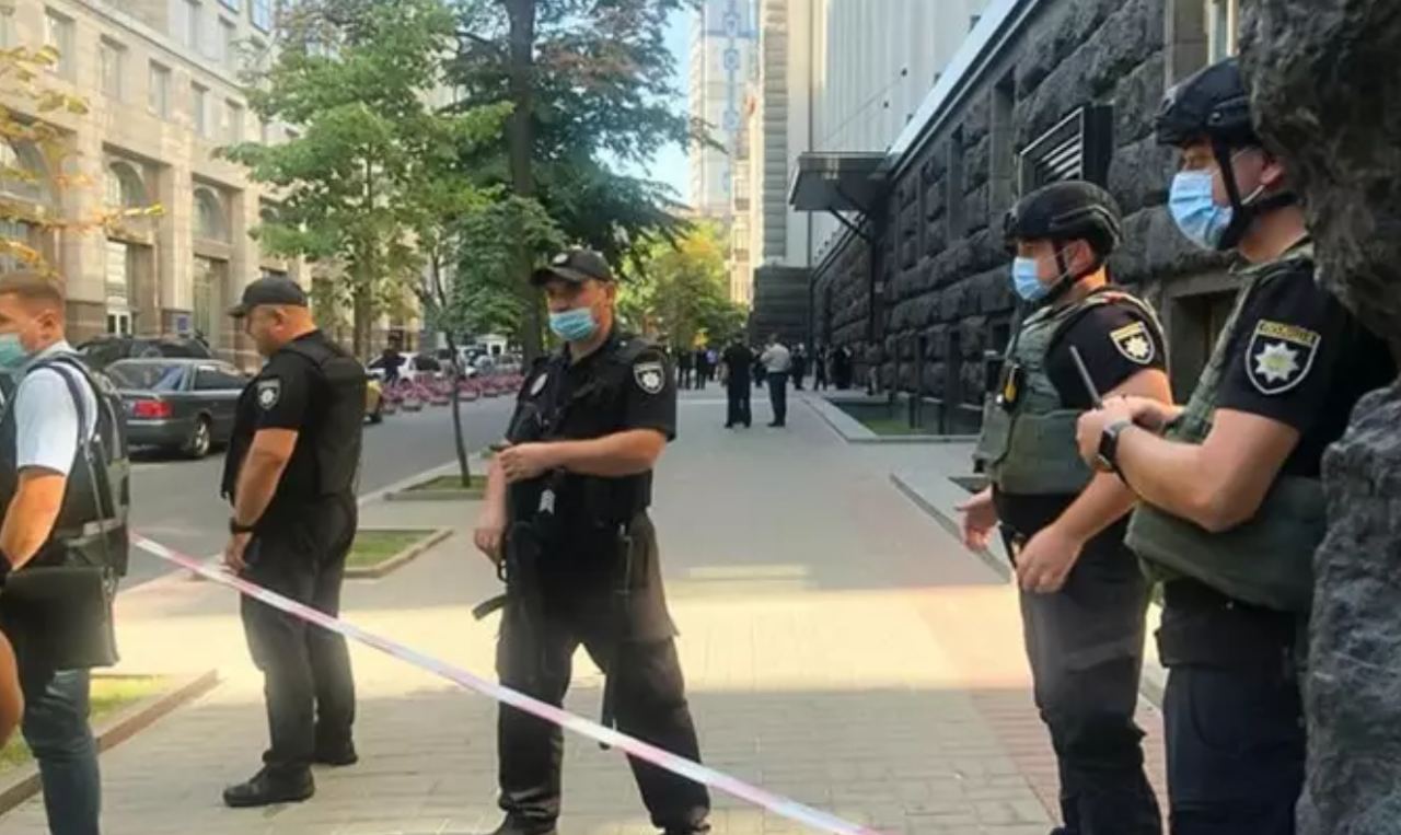 В здании кабмина Украины неизвестный угрожает взорвать гранату 