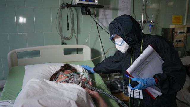 Медсестра украла деньги у умирающего пациента и потратила их на обои