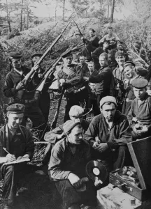 Советские солдаты на отдыхе после успешно проведенных боев за остров Хорсен, Финляндия, июль 1941 года.