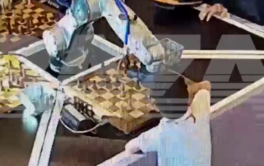 В Москве шахматный робот сломал палец ребенку, который «слишком рано» сделал ход — видео
