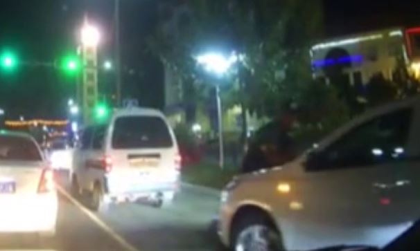 В Андижане водитель протащил на капоте инспектора ДПС — видео