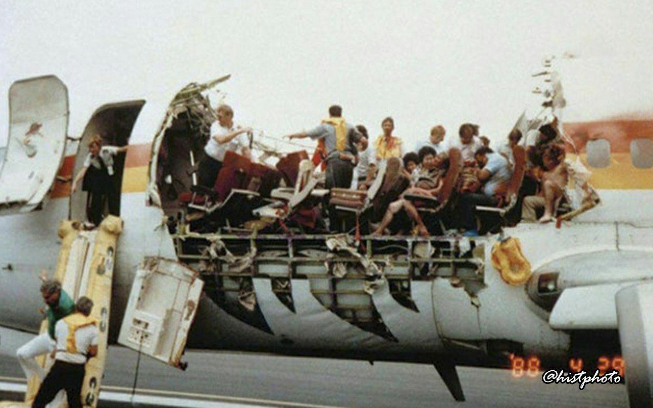 Aloha Airlines samolyotining tomi yetti kilometrdan oshiqroq balandlikka ko'tarilgan vaqtda portlagan, shunga qaramay samolyot xavfsiz qo'nishga muvaffaq bo'lgan. 1988-yil 28-aprel<br>