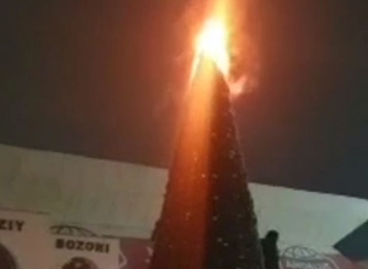 В Джизаке вспыхнула новогодняя ёлка — видео