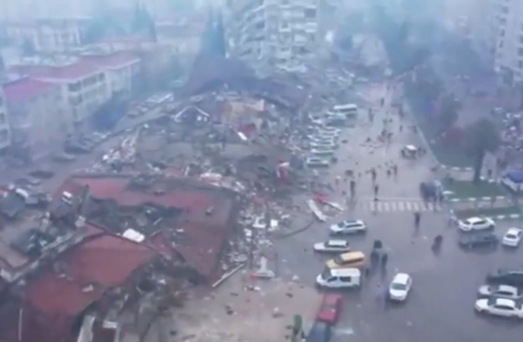 Число жертв землетрясения в Турции превысило 1 400 человек