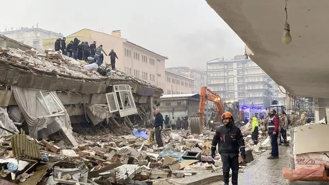 Спасатели из Узбекистана достали девять человек из-под завалов в Турции (видео)