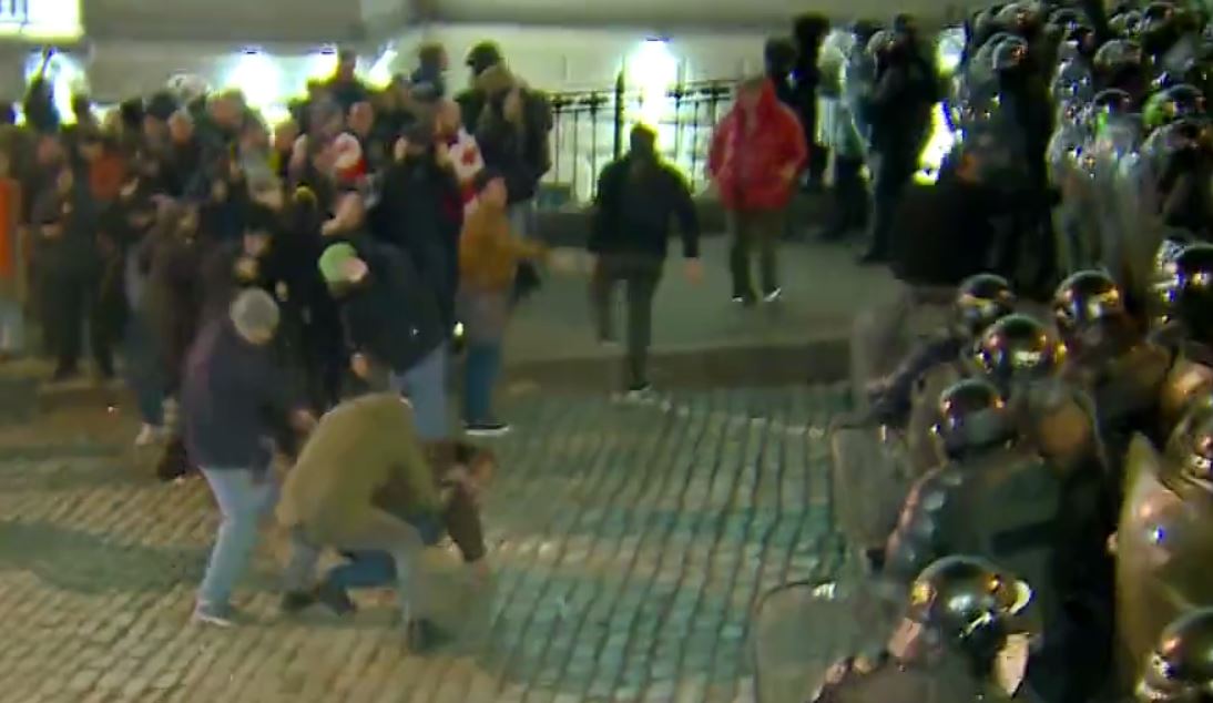 В Грузии начались митинги против закона об иноагентах (видео)