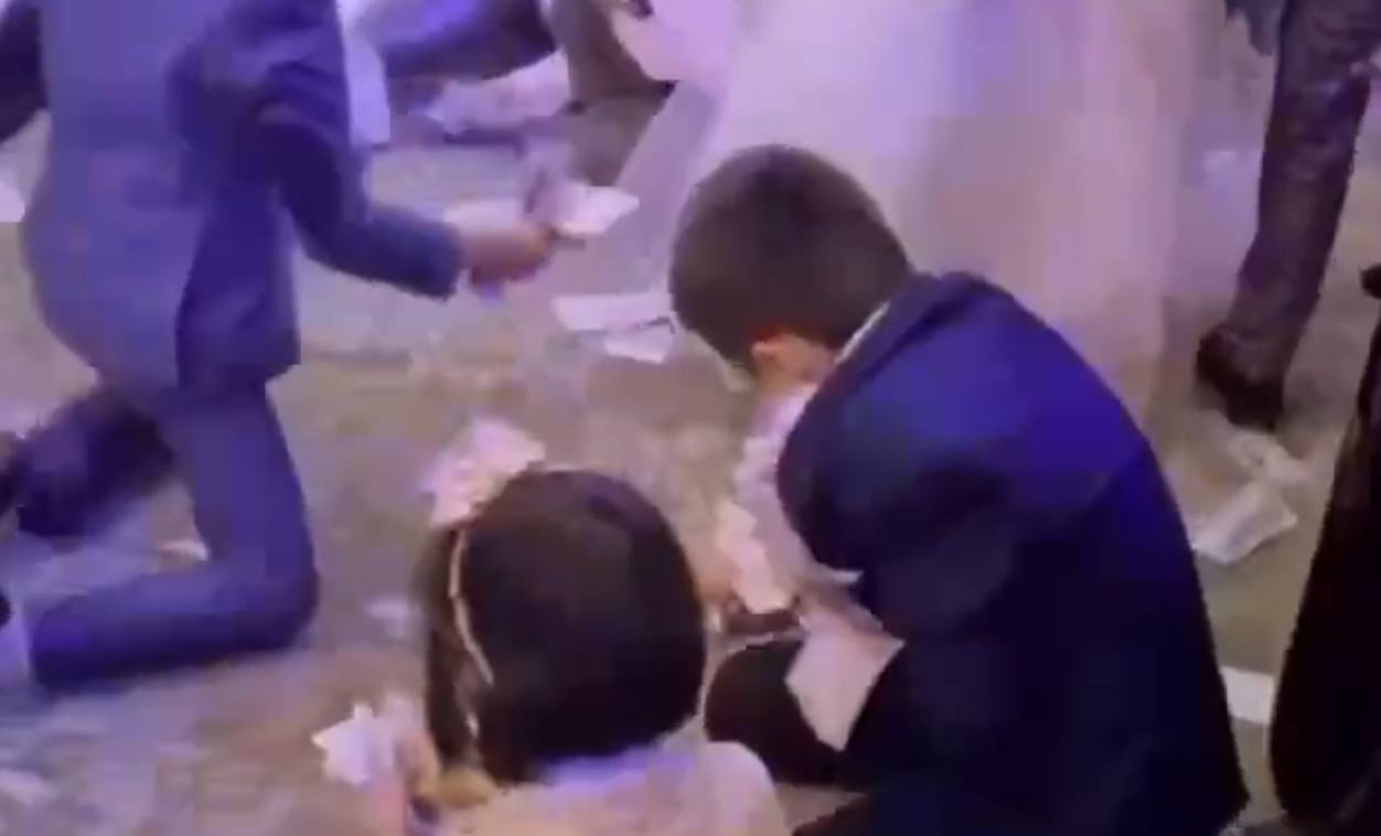 На узбекской свадьбе устроили денежный дождь