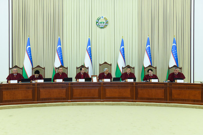 В Узбекистане изменили срок полномочий судей Конституционного суда