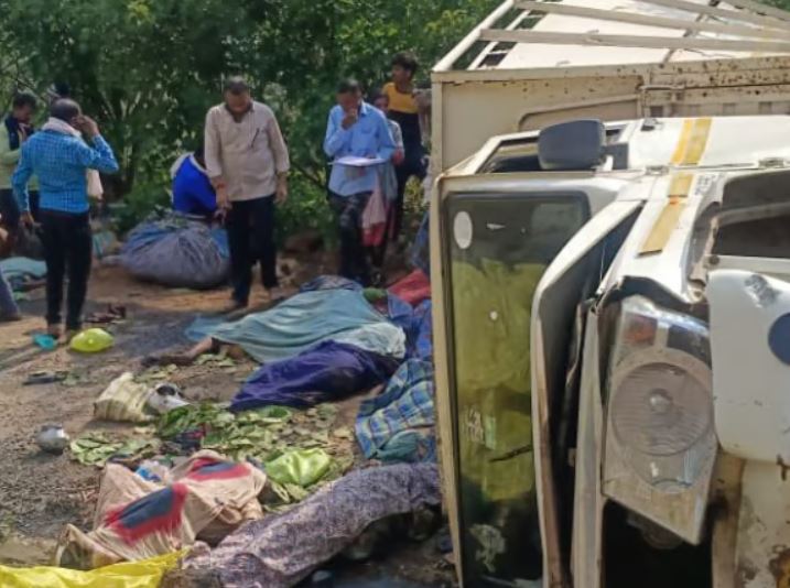 В Индии пикап упал в ущелье, погибли почти 20 человек
